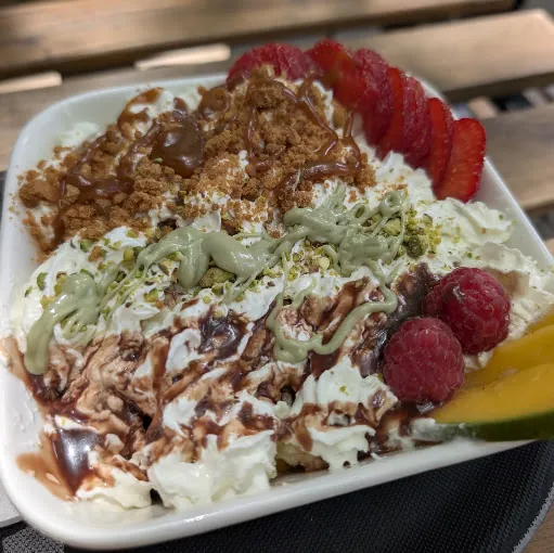 Frischer Obstsalat mit Qishta und Toppings